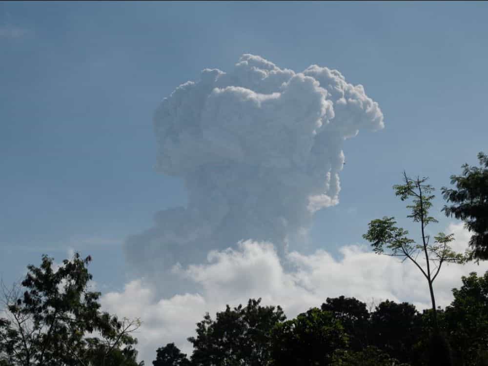 Le volcan Merapi est entré en éruption le 21 juin 2020. Cette photo a été prise depuis la ville de Yogyakarta. © Ranto Kresek, AFP