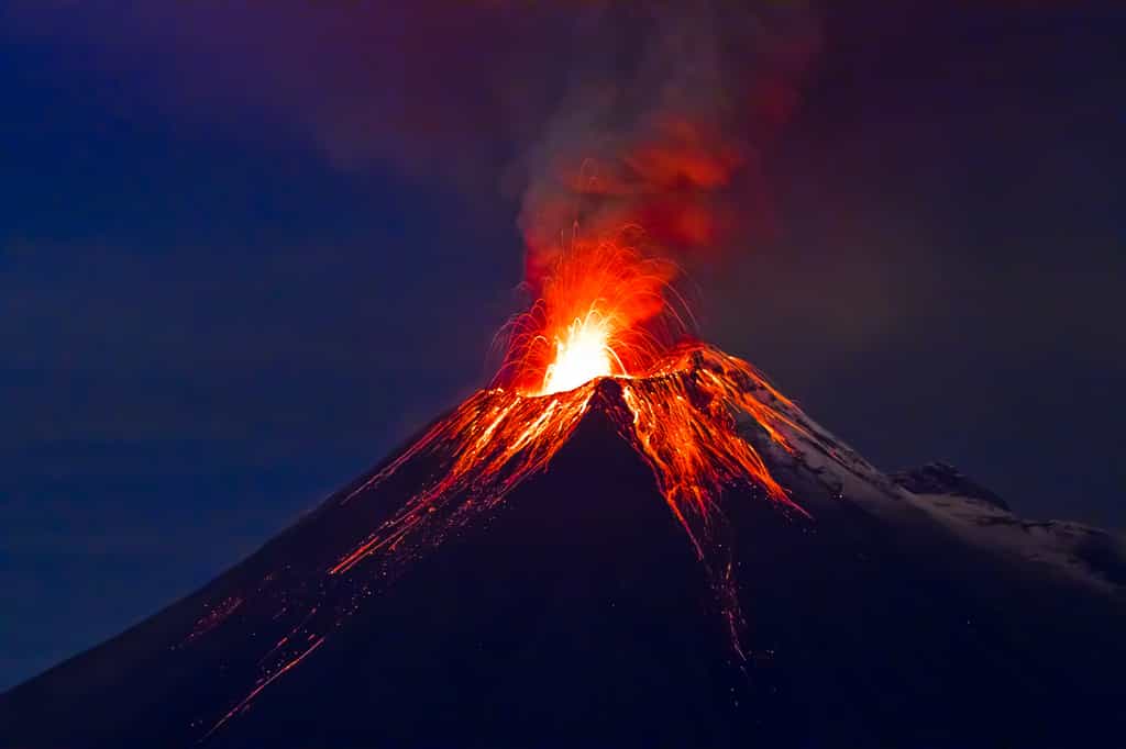 En Équateur, Tungurahua est un volcan explosif dont la dernière éruption remonte à 2018. © Fotos 593, Adobe Stock