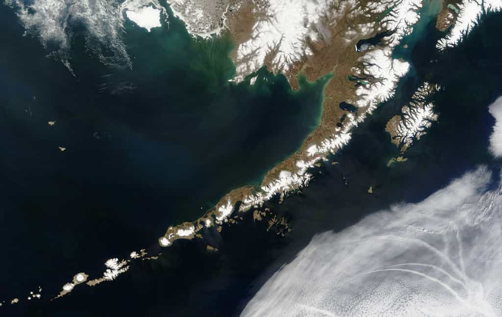 Si la Terre est habitable, serait-ce grâce aux volcans ? Ici, les îles Aléoutiennes, un archipel des États-Unis situé dans le sud-ouest de l'Alaska. Ce sont des îles volcaniques. © Jeff Schmaltz, Nasa
