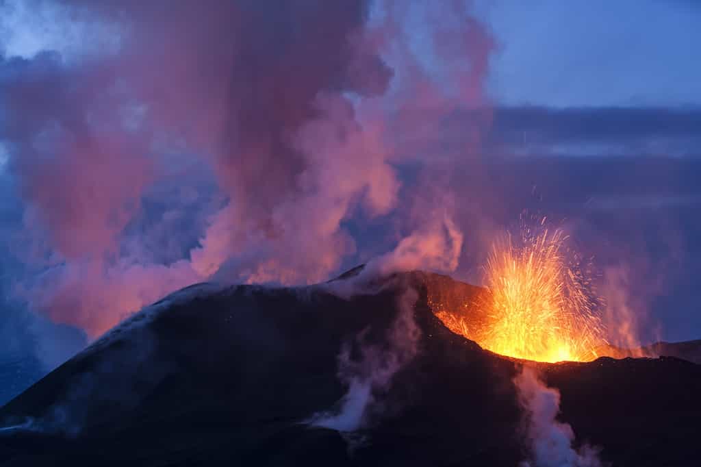 Volcan en éruption. © Romolo Tavani, fotolia