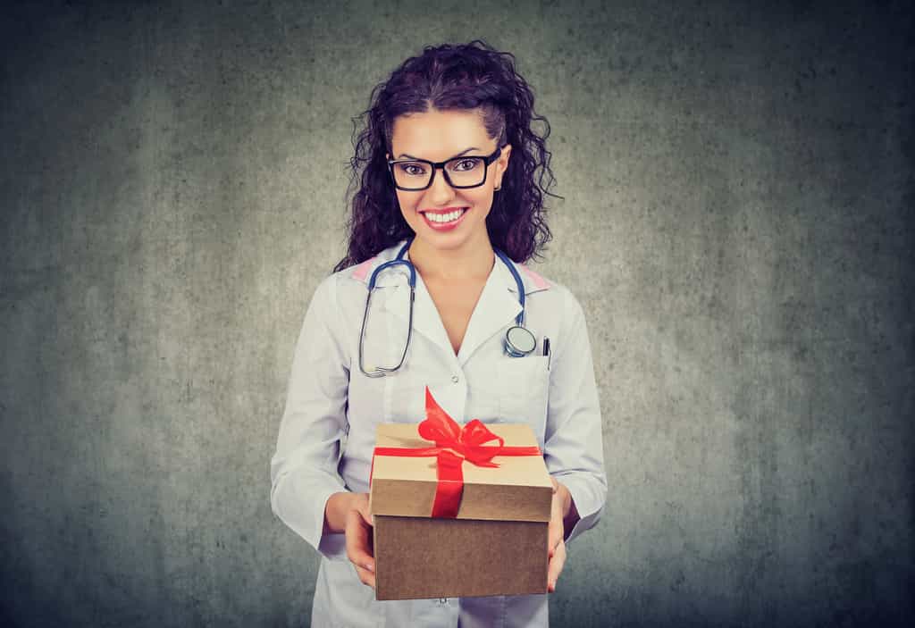 Les remboursements effectués par la Sécurité sociale par visite sont plus élevés de 5,33 euros en moyenne chez les médecins qui reçoivent plus de 1.000 euros de « cadeaux » par an. © pathoc, Adobe Stock