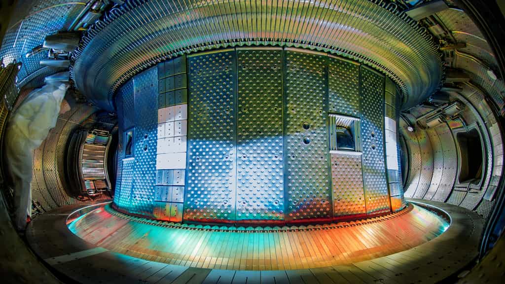 L'intérieur de West, l'environnement en tungstène (W) du tokamak à l'état stable, où le record de fusion a été atteint. © CEA-IRFM