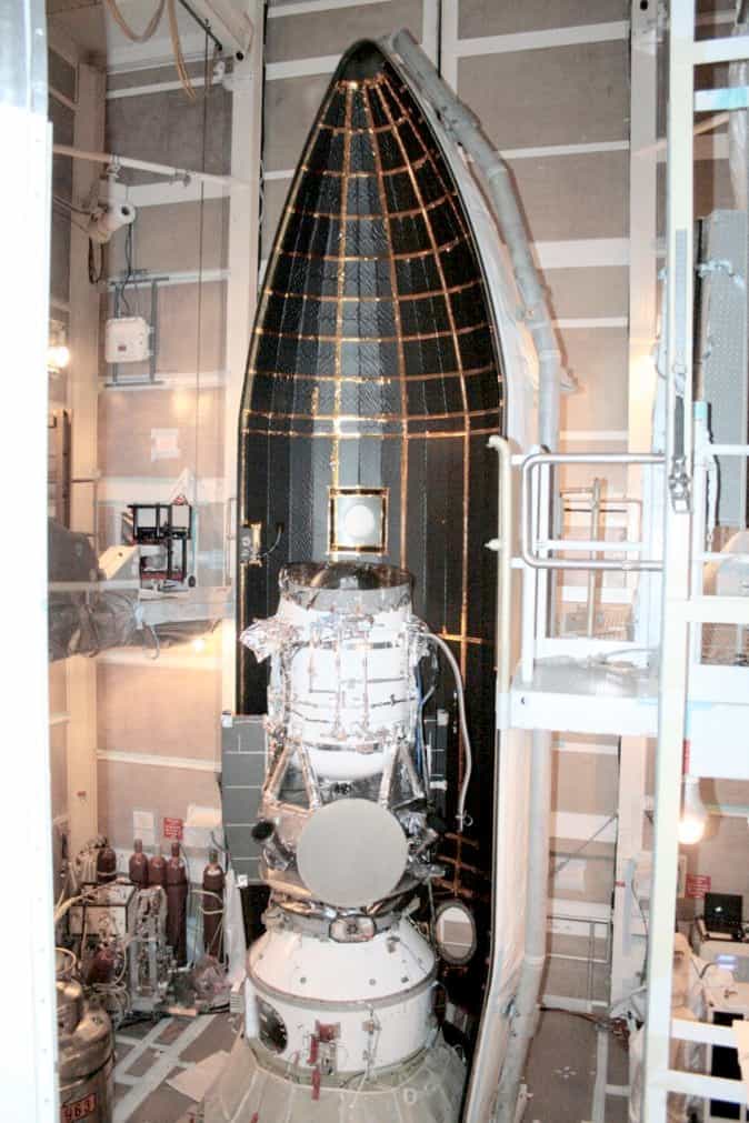 Le satellite Wise installé dans la coiffe de son lanceur, une Delta II quelques jours avant son lancement, le 14 décembre 2009. Il sera bientôt remis en service, notamment pour étudier les corps les plus dangereux dont l’orbite croise celle de la Terre. © Nasa, JPL