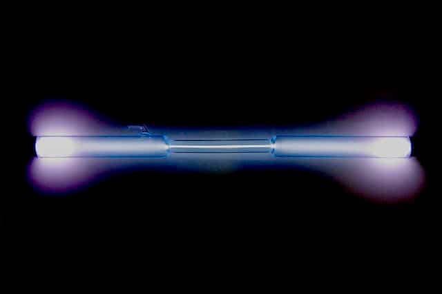 Le xénon émet une lumière bleutée ou violette quand il est sollicité dans une lampe à décharge. © Alchemist-hp, Wikimedia Commons, CC by-nc-nd 3.0