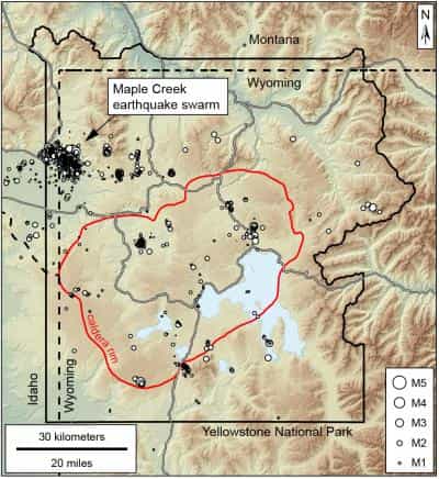 Entre juin 2017 et mars 2018, un essaim de plus de 3.000 séismes de faible magnitude (inférieure à 5) a été enregistré dans la région de Maple Creek, dans le parc national de Yellowstone, au nord-ouest de la caldeira (délimitée par un trait rouge). Une partie d'entre eux constituent des répliques d'un puissant tremblement de terre qui a frappé le site en 1959. © USGS
