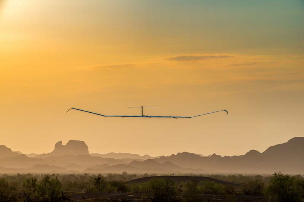 Avec ses 28 mètres d’envergure dotés de panneaux solaires, le drone électrique peut se maintenir en l’air durant 26 jours dans la stratosphère. © Airbus