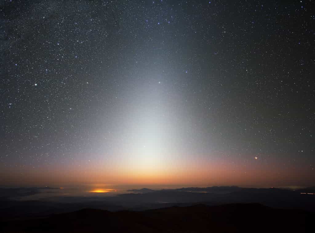 Lumière zodiacale au-dessus de l'horizon au Chili, non loin de l'observatoire de Paranal. © ESO, Yuri Beletsky