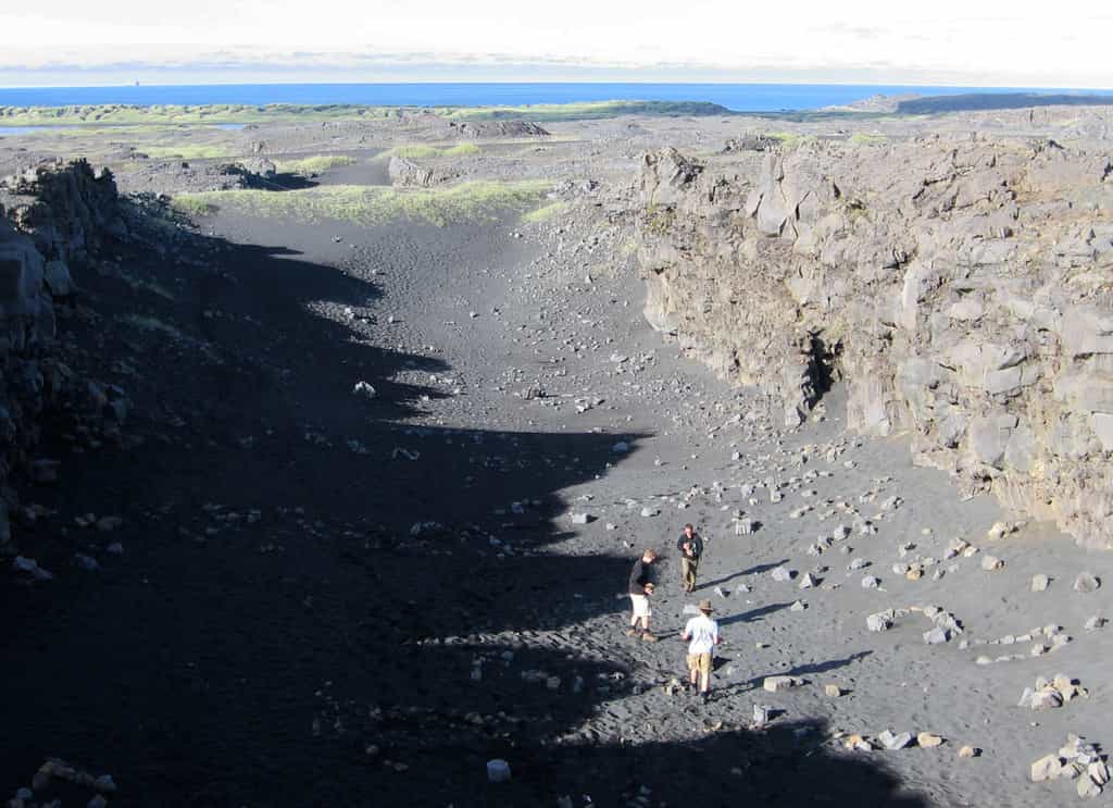 L'Islande est, avec l'Afar, l’une des deux régions au monde où l'on peut voir un rift océanique à l'air libre. La totalité de l'île a été produite par l'activité volcanique, ce qui s'accorde bien avec l'hypothèse d'un point chaud dans le manteau de la Terre. © Allison Gale, University of Wisconsin