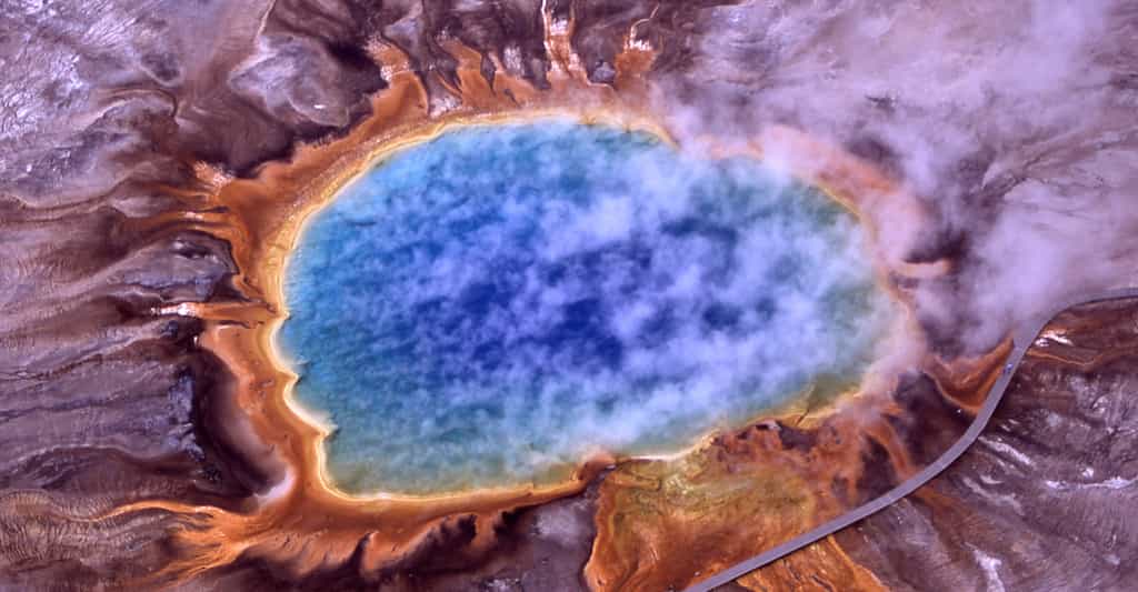 Le Grand Prismatic Spring, aux États-Unis, est l’un des plus beaux lacs colorés du monde. © Jim Peaco, National Park Service, Wikipedia, Domaine public