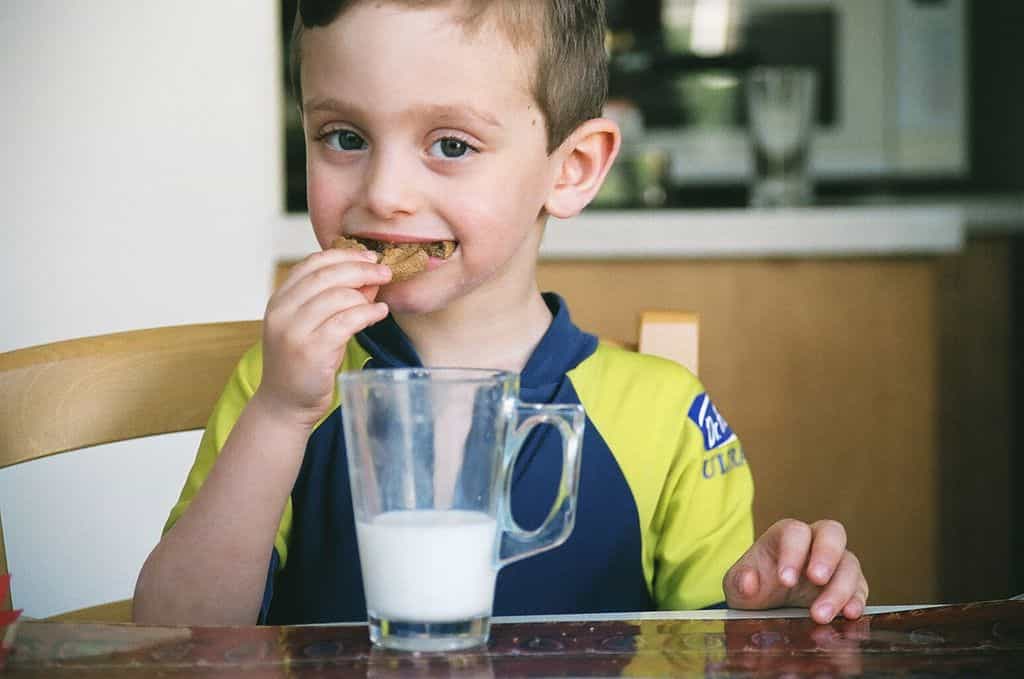 Les produits laitiers sont préconisés dans l'alimentation des enfants et des adolescents. On avait déjà mis en évidence des risques pour la santé des os en ce qui concerne un abus de produits laitiers. Il en est peut-être de même avec les seniors. © Ella Alfon, Flickr, cc by nc nd 2.0