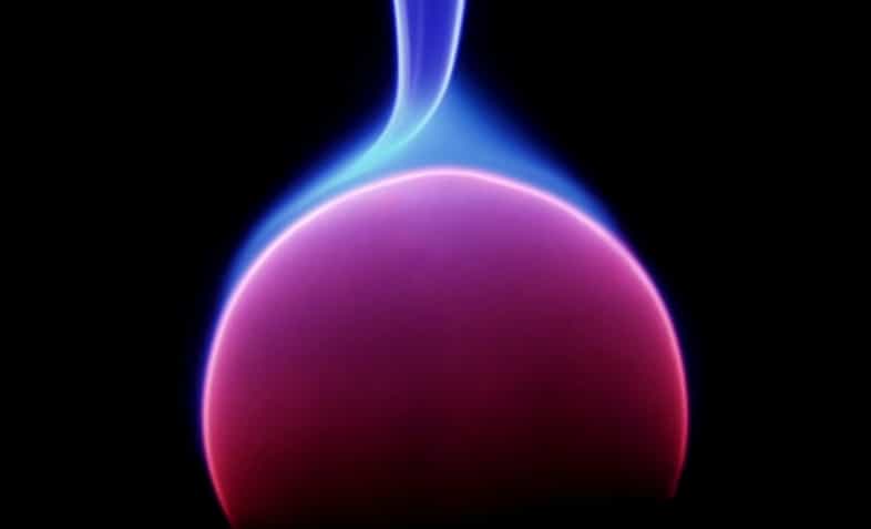 Dans une lampe à plasma comme celle-ci, les atomes d'un gaz se retrouvent ionisés par des décharges électriques. On est donc en présence, comme son nom l'indique, d'un plasma. Des ondes de densité de charge peuvent s'y former, analogues à celles qui existent dans les métaux. On donne le nom de plasmons aux excitations quantiques correspondant aux ondes de densité de charge. © PiccoloNamek, Wikipédia, cc by sa 3.0