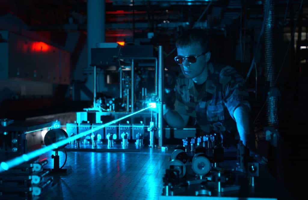 Une expérience menée avec un laser par un membre de l'AFRL (United states Air Force Research Laboratory) © DP, Wikipédia