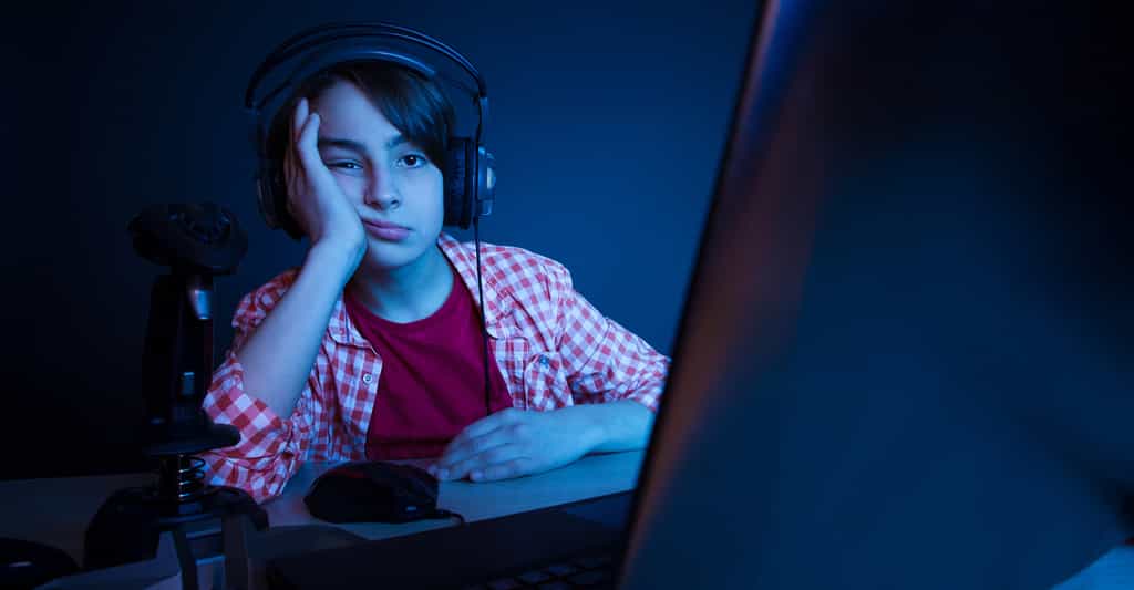 La lumière bleue émise par nos écrans peut avoir des conséquences néfastes sur la santé, chez les enfants notamment. © lipik, Shutterstock