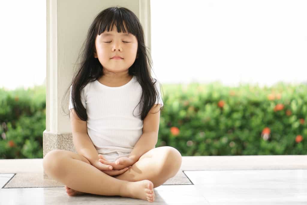 La méditation à l'école pourrait aider les enfants à comprendre et accepter leurs émotions. © Kornnphoto, Adobe Stock