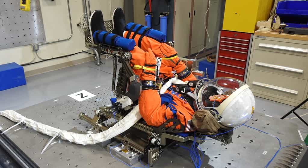 Le mannequin Arturo Campos en préparation avant d'être placé sur le siège du commandant du vaisseau Orion. Il y a des capteurs à côté de lui pour mesurer les vibrations que vivront les astronautes des prochaines missions Artemis. © Nasa