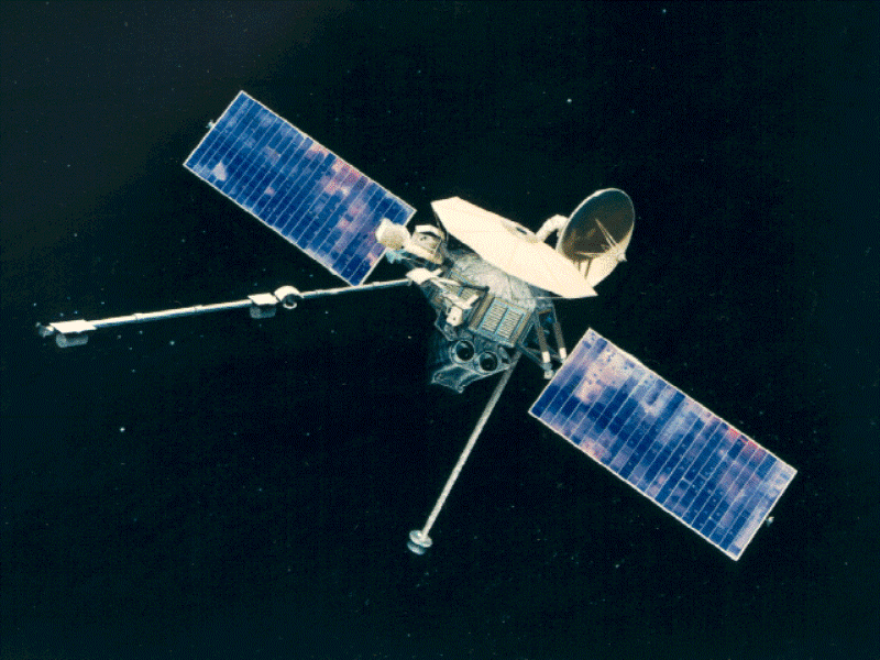 La sonde Mariner 10 a marqué son temps de trois façons. Elle a été la première à visiter Mercure, à utiliser l'assistance gravitationnelle pour entreprendre un voyage interplanétaire et à utiliser le principe de la voile solaire. Le système de contrôle d'attitude ayant subi une défaillance, les ingénieurs eurent l'idée d'utiliser la pression des photons sur les panneaux solaires pour maintenir l'orientation de la sonde. © Nasa