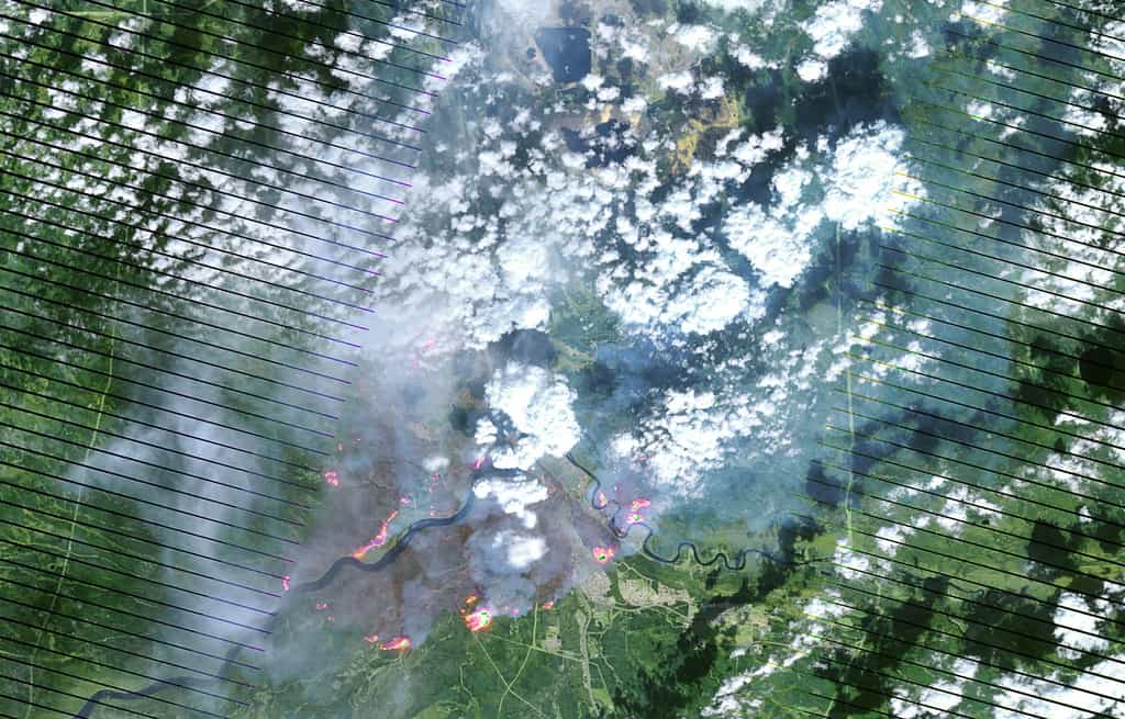 Image en fausses couleurs prise le 4 mai dans le proche infrarouge par le satellite Landsat 7. La largeur représente environ 70 km. Les taches rouges et jaunes marquent les foyers actifs de l’incendie. Les zones brunes sont celles qui ont été brûlées. La ville de Fort MacMurray n’a été épargnée par les flammes, forçant à fuir plus de 80.000 de ses habitants et environs. © Nasa, USGS