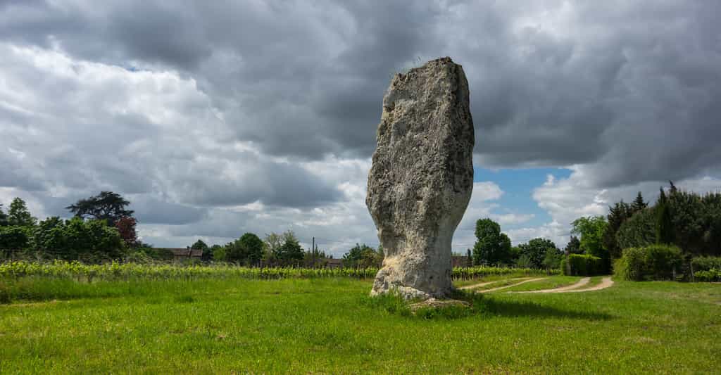 Les menhirs sont des pierres plus ou moins grandes, dressées à l’époque du néolithique essentiellement. © gumbao, Fotolia