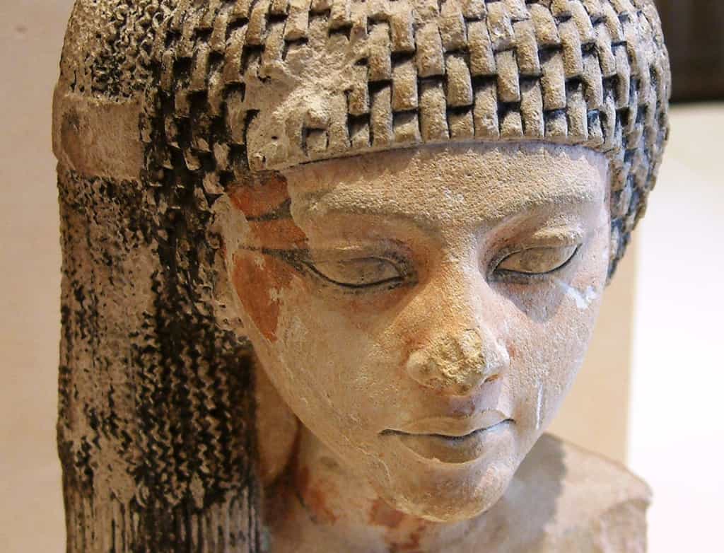 La princesse Mérytaton, fille aînée d'Akhenaton et Néfertiti et sœur de Toutânkhamon, pourrait bien avoir été la nourrice de ce dernier. Cette sculpture semblant la représenter est conservée au Louvre. © Guillaume Blanchard, Wikipédia, CC by-sa 1.0