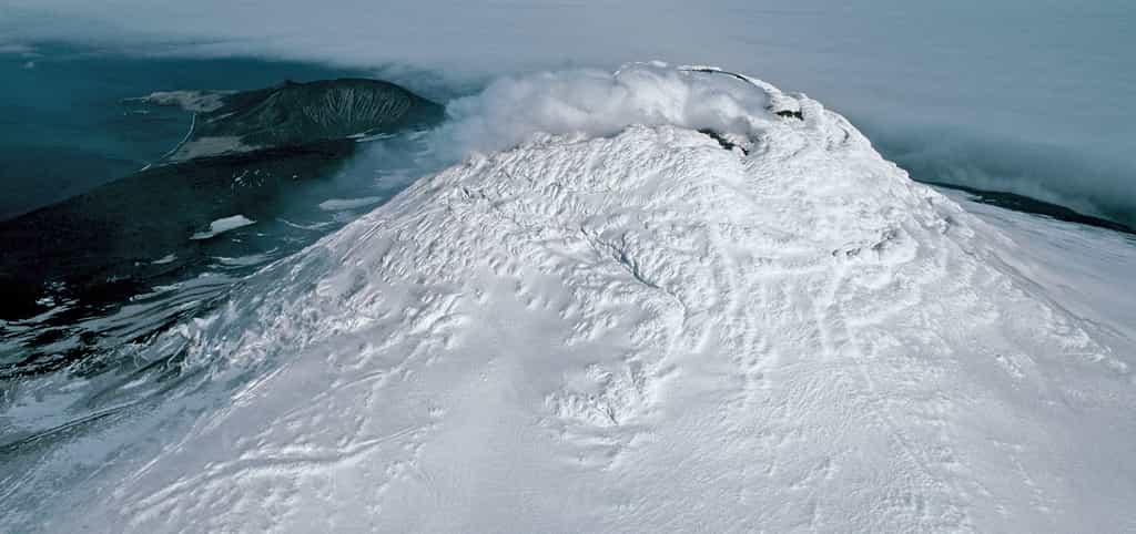 Photographie aérienne du mont Michael, un volcan en activité sur l'île Saunders, dans le territoire britannique d'outre-mer de Géorgie du Sud-et-les îles Sandwich du Sud. © Pete Bucktrout (British Antarctic Survey)
