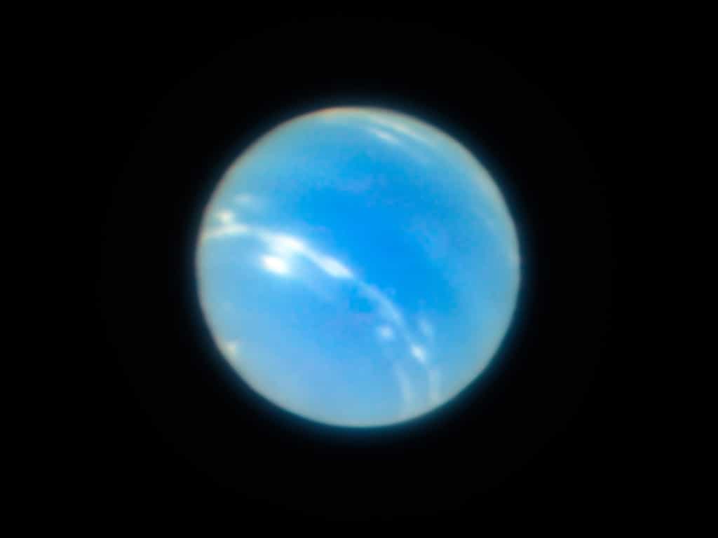 Neptune obtenue avec l’optique adaptative en mode Champ étroit qui équipe l’instrument Muse sur le Very Large Telescope de l’ESO. L’image corrigée est dotée d’une meilleure résolution que la même image acquise par le télescope spatial Hubble, pourtant situé au-dessus de l'atmosphère terrestre. © ESO, P. Weilbacher