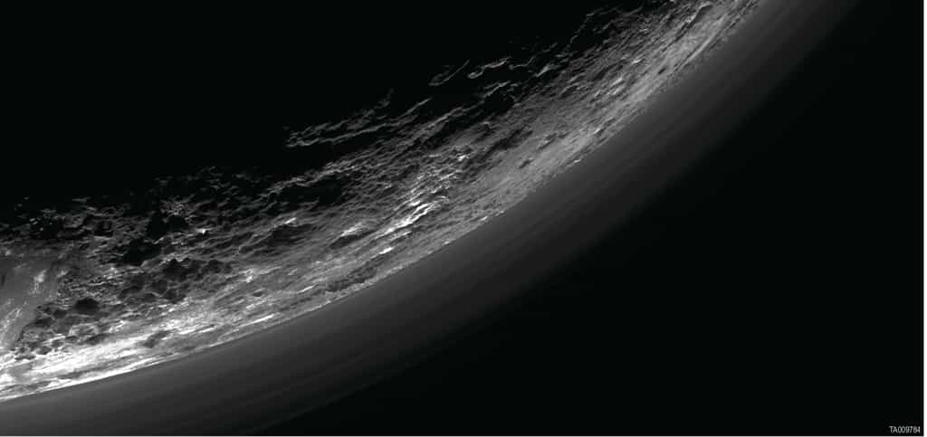 Environ 20 couches de brumes se superposent dans l’atmosphère et toutes ne sont pas parallèles, a relevé l’équipe (regardez celle tout en bas à gauche : elle se rapproche de plus en plus de la surface). Le cliché du limbe de Pluton a été réalisé avec l’instrument Ralph/MVIC (Multispectral Visible Imaging Camera) de la sonde New Horizons, lors du survol inédit du 14 juillet 2015. © Nasa, JHUAPL, SwRI