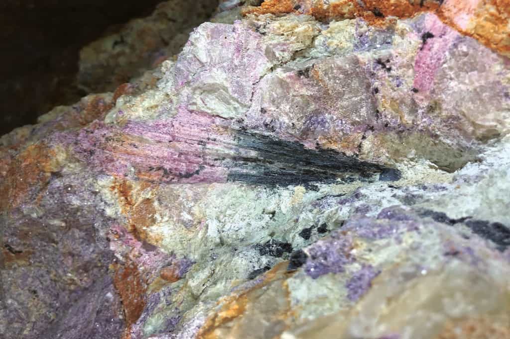 Cette tourmaline noire se transforme en tourmaline rose, au cœur d'une pegmatite de quartz, dans la mine Stewart Lithia (Californie). © Patrick Phelps, Rice University