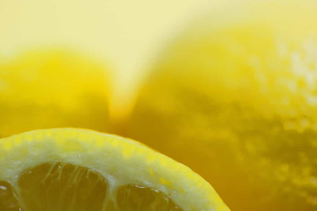 Le jus de citron est un décolorant naturel qui peut atténuer les taches de vieillesse. © Phovoir