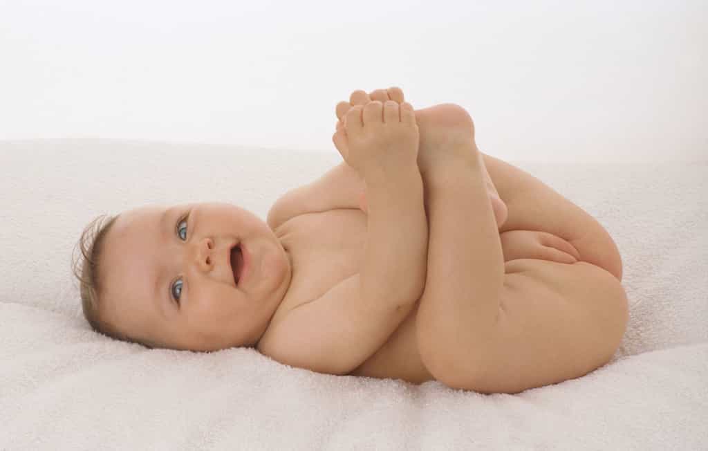 Pour une meilleure cicatrisation, il est conseillé de laisser les fesses de bébé à l’air libre. © Phovoir