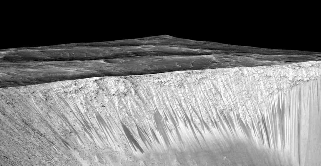 Des écoulements observés à la surface de Mars, ici en l’occurrence sur les pentes du cratère Garni, par la caméra Hirise (High Resolution Imaging Science Experiment) de la sonde MRO (Mars Reconnaissance Orbiter). © Nasa, JPL-Caltech, University of Arizona