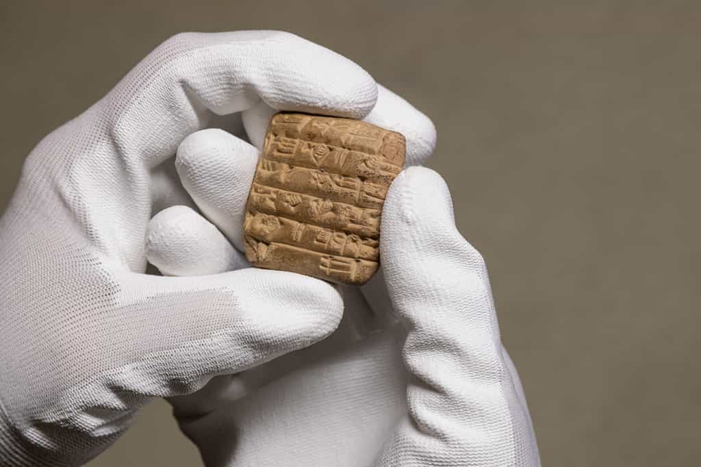 L'une des nombreuses tablettes d'argile gravées de caractères cunéiformes, désormais déchiffrés par l'IA. © Maike Glöckner, Uni Halle