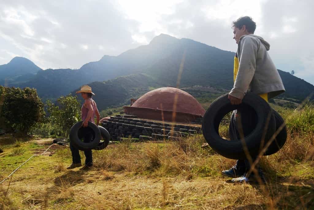 Les igloos de Bogota ne sont pas seulement une astuce permettant de recycler les pneus pour construire des habitations à bas prix. En effet, cette technique tire aussi profit de la flexibilité du caoutchouc pour résister aux secousses telluriques, très fréquentes dans cette région. © AFP Photo, Eitan Abramovich