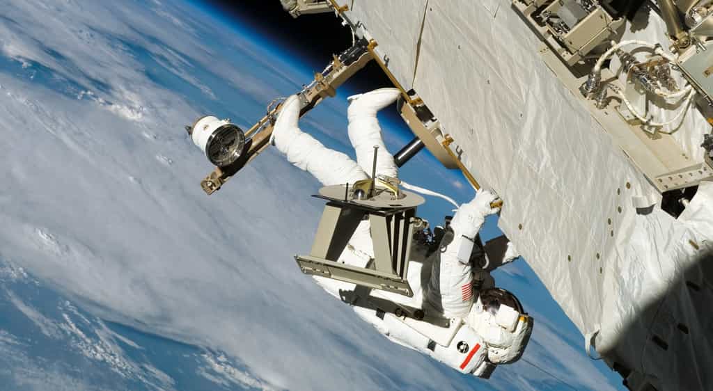 Un astronaute de l’ISS effectue une sortie dans l’espace. Durant leur séjour à bord de la station, les membres d’équipage grandissent de quelques centimètres. © Nasa