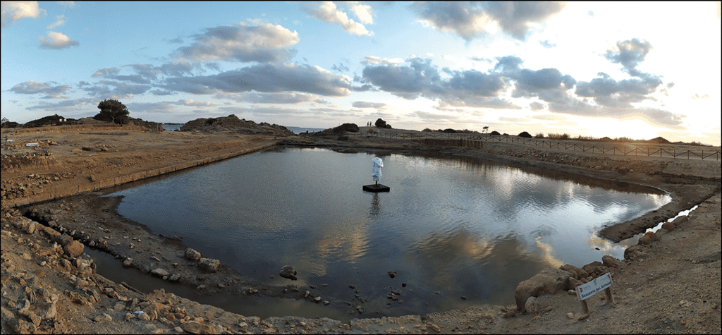 Le bassin sacré de Motya a été rénové et la statue qui trônait en son centre il y a plus de 2.000 ans a été répliquée. © Nigro, 2022