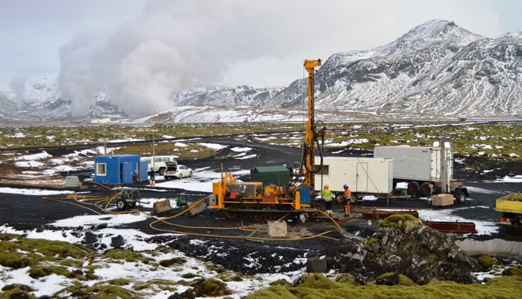 Une vue du projet CarbFix, non loin d'un champ géothermique, en Islande. Il consiste à injecter de l'eau chargée en gaz carbonique dans du basalte pour, in fine, stocker le CO2 sous forme de carbonates. © Juerg Matter