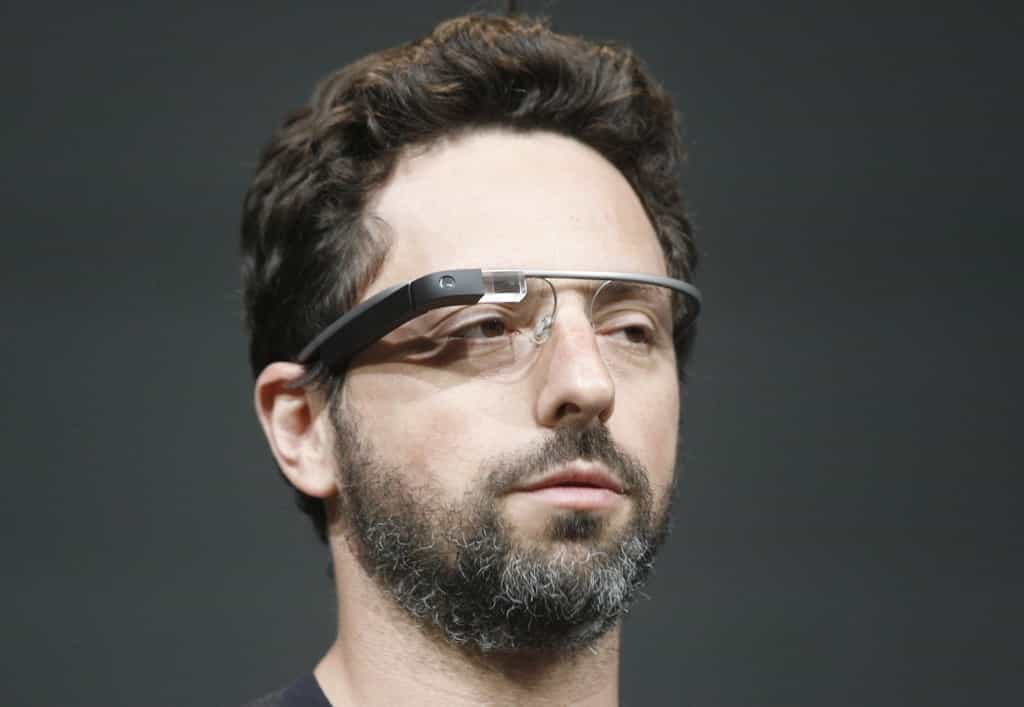 L’arrivée des Google Glass va-t-elle engendrer un nouveau bras de fer entre le géant d’Internet et les autorités internationales de protection des données ? Si l’on trouve l’ensemble des composants de ces Google Glass dans n’importe quel smartphone, les lunettes à réalité augmentée n’ont pas la même finalité et leur créateur reste le plus souvent assez ambigu sur ce qu’il compte faire avec les données qu’il recueille. © Google