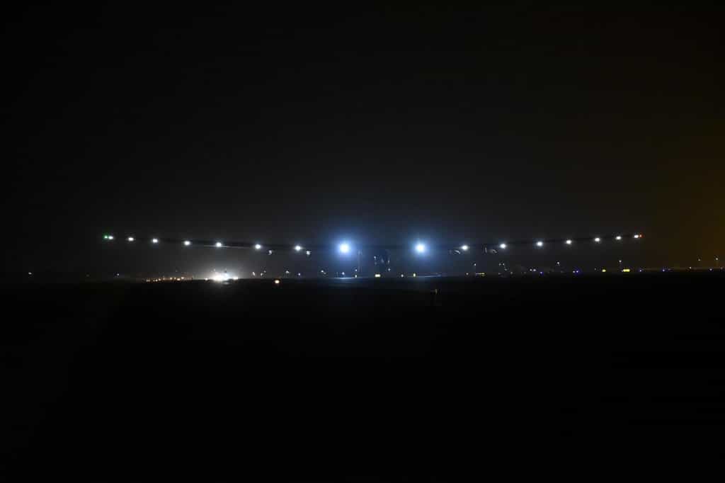 À 23 h 25 (17 h 55 TU), le mardi 10 mars 2015, Bertrand Piccard a atterri avec l'avion SI2 à Ahmedabad. Il avait décollé de Mascate le matin. Le vol a duré un peu moins de 16 heures. © Solar Impulse 