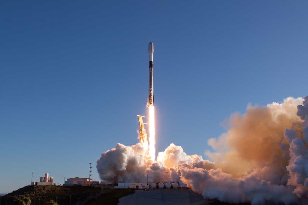 Un des derniers décollage de Falcon 9, avec plusieurs dizaines de satellites Starlink à bord. © SpaceX