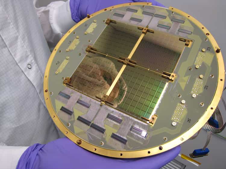 Au cœur du radiotélescope Bicep2, on trouve ce dispositif refroidi en dessous d’un kelvin. Il contient des capteurs associés à 2.000 Squid. Ils servent à amplifier le signal laissé dans des capteurs utilisés pour étudier la polarisation de la plus vieille lumière du monde, celle du rayonnement fossile. Paradoxalement, la cryogénie et la supraconductivité à basse température nous permettent d'étudier la fournaise du Big Bang. © Anthony Turner, JPL