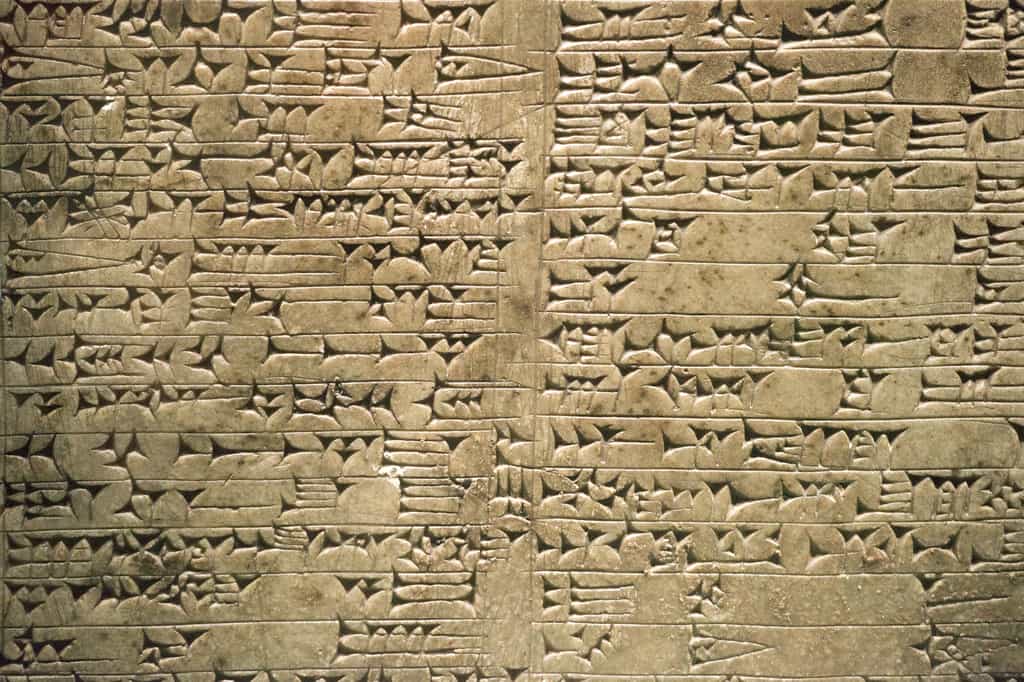 Tablette assyrienne avec des écritures cunéiformes. © Andrea Izzotti, Adobe Stock