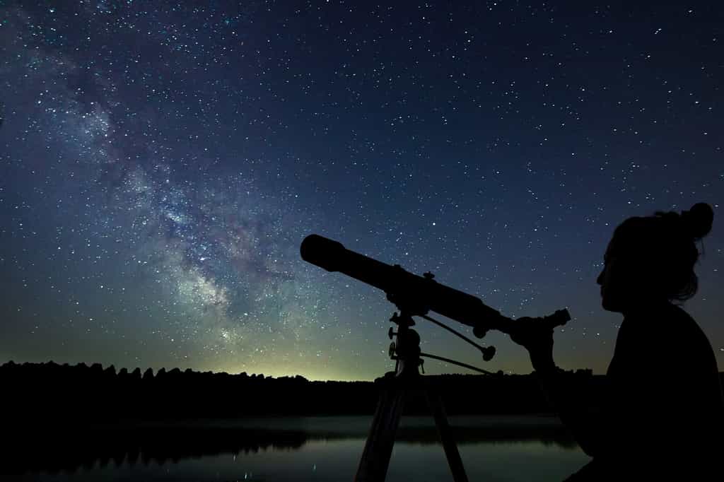 Observation de la voûte céleste au télescope. © allexxandarx, Adobe Stock