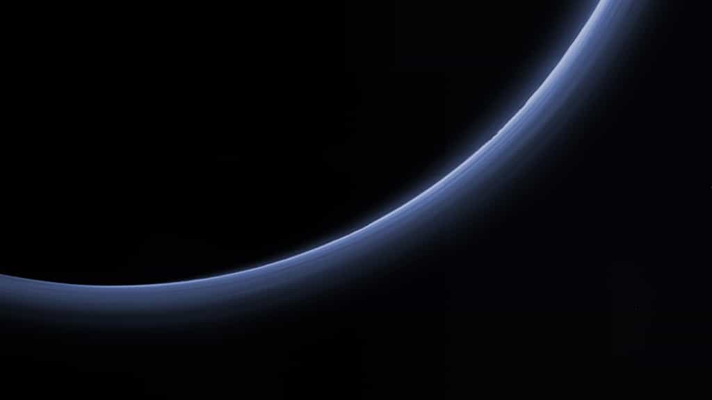 Les couches de brume s’empilent jusqu’à 200 km d’altitude dans l’atmosphère bleutée de Pluton. © Nasa, JHUAPL, SwRI