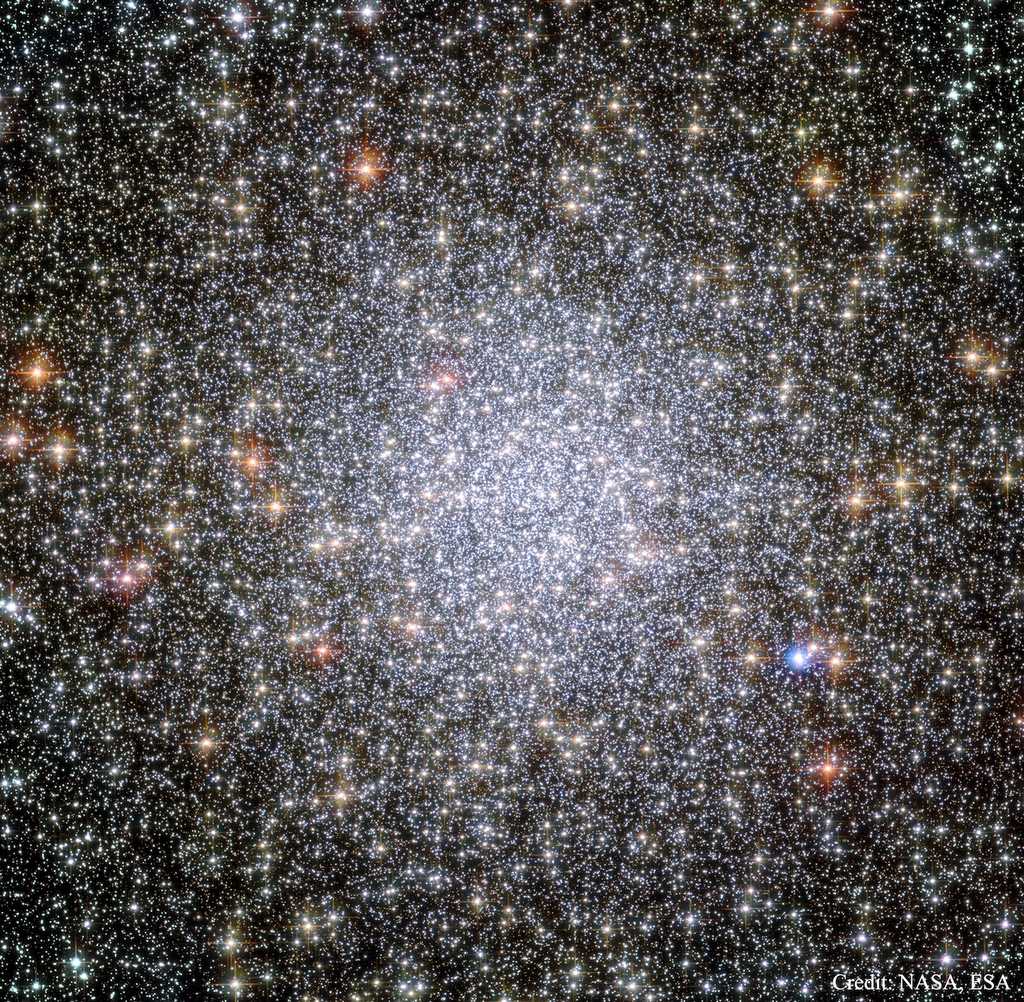 Les amas globulaires renfermeraient-ils des planètes habitables et des extraterrestres ? Ici, l'amas globulaire 47 Tucanae photographié par Hubble. Concentrant des centaines de milliers d’étoiles dans une sphère de 120 années-lumière, il gravite autour de la Voie lactée à environ 17.000 années-lumière de la Terre. Visible à l’œil nu dans le ciel austral, il est le deuxième plus brillant après Omega du Centaure. © Nasa, Esa, Hubble Heritage (STScI, Aura)