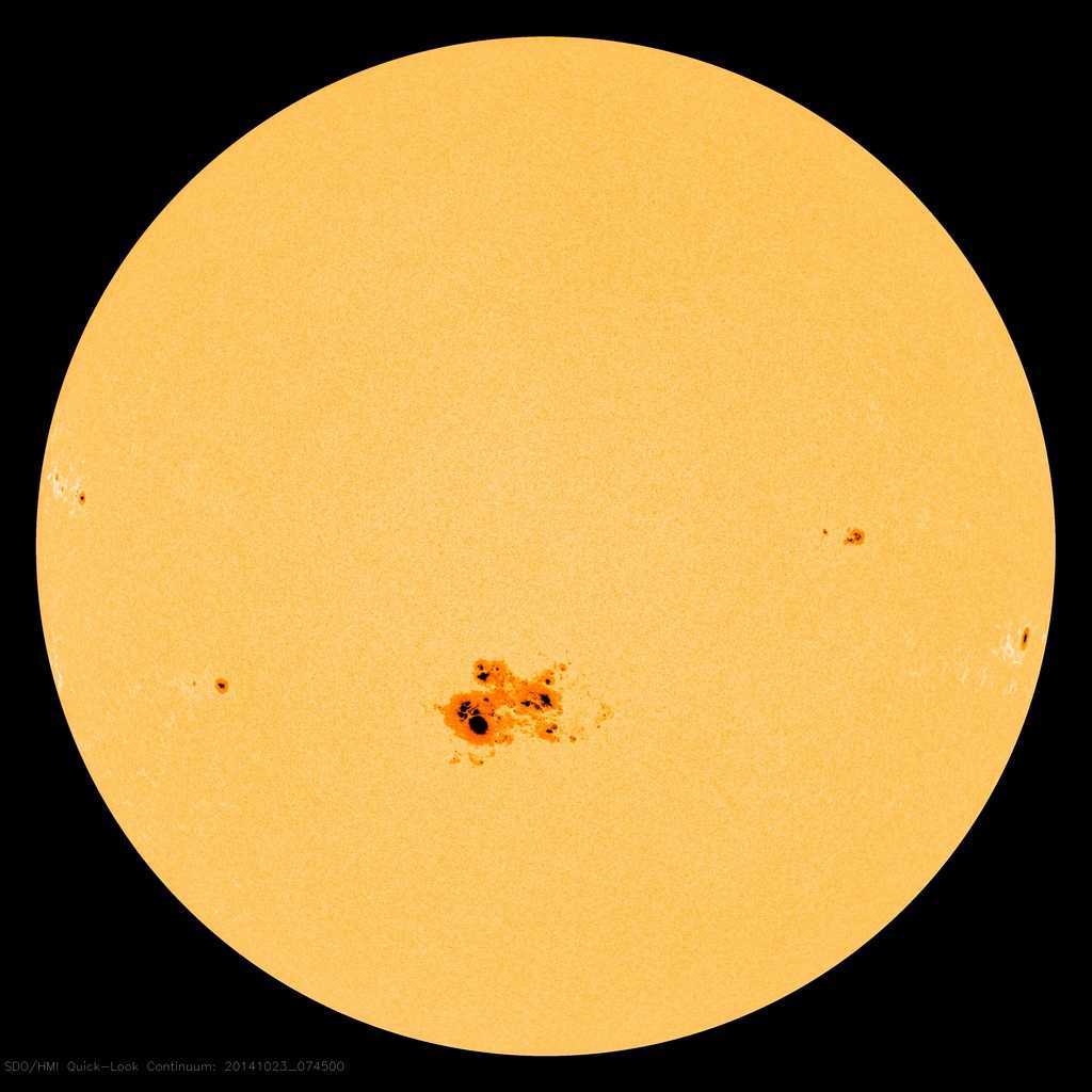 La région active 2192 macule la photosphère solaire. Visible sur le limbe du Soleil le 19 octobre, elle continue de se développer au fil de son transit sur la partie de notre étoile qui nous fait face. © Nasa, SDO