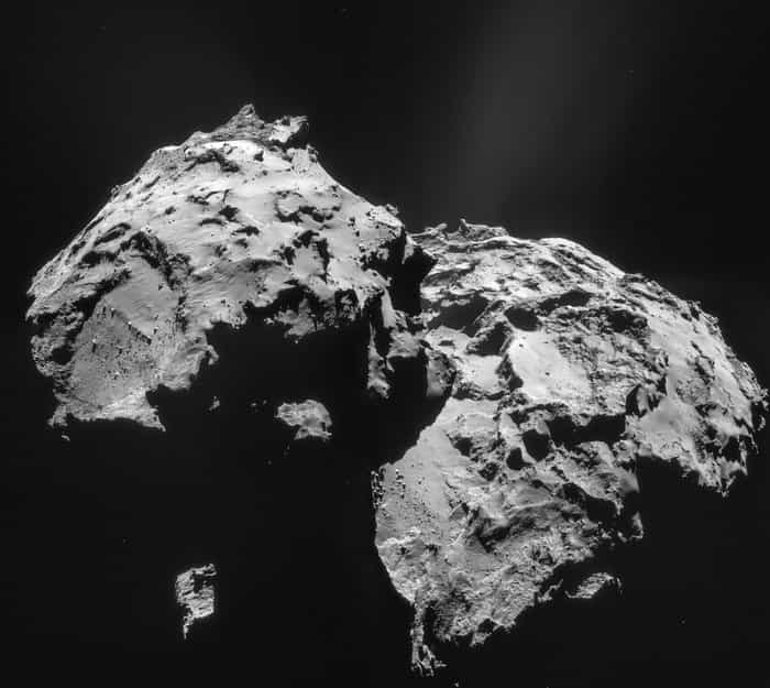 Mosaïque de 4 images de la comète&nbsp;67P/Churyumov-Gerasimenko prises par la caméra de navigation (Navcam) de Rosetta, le 12 janvier 2015 à 27,9&nbsp;km du centre du noyau cométaire. On distingue les deux lobes caractéristiques de Tchouri (ou Chury). À gauche, la dépression circulaire où affleurent de gros rochers est désormais nommée Hatmehit. Elle se situe à proximité du site Agilkia, dans la région Bastet, où devait initialement se poser Philae. © Esa, Rosetta, Navcam, CC BY-SA IGO 3.0