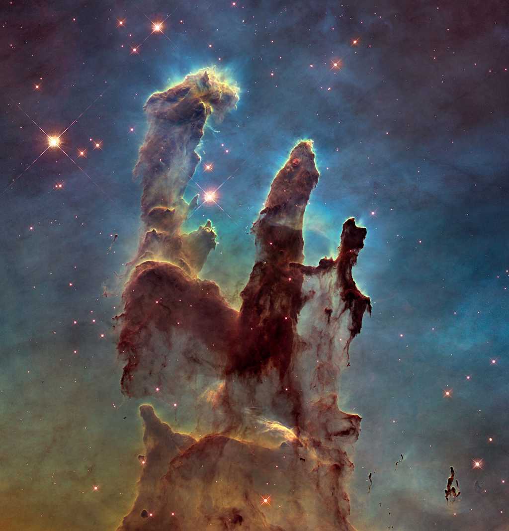 Les «&nbsp;piliers de la création&nbsp;», au centre de la nébuleuse de l’Aigle, revisités par Hubble&nbsp;dans le visible et le proche infrarouge, 19 ans après la première version devenue très célèbre. L’acuité exceptionnelle du télescope spatial nous&nbsp;livre des détails stupéfiants de ces donjons de gaz et de poussières bombardés par le rayonnement et le souffle des étoiles massives de l’amas d'étoiles&nbsp;situé à proximité. Les chercheurs qui étudient ces structures en proie à l’érosion peuvent observer ce qui se trame au plus profond des piliers. © Nasa,&nbsp;Esa, Hubble, the Hubble Heritage Team
