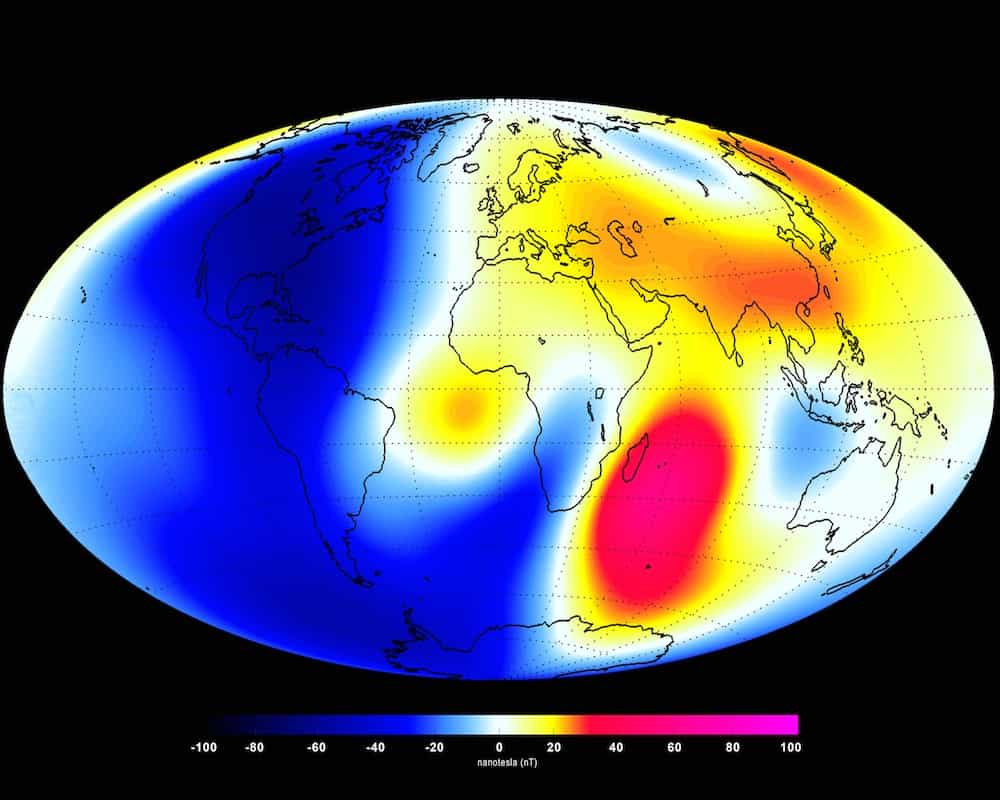 Le buzz du mois : l'affaiblissement du champ magnétique terrestre se confirme. Variations du champ magnétique terrestre mesurées par la flottille de satellites Swarm (Esa) entre janvier et juin 2014. Les taches rouges soulignent les régions où les signaux sont les plus forts, en l’occurrence l’océan Indien, tandis que le bleu marque les parties les plus faibles (moitié ouest du globe terrestre). © Esa, DTU Space