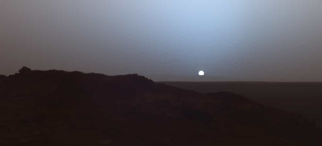 Coucher du Soleil photographié en 2005 par le rover Spirit, aujourd’hui immobilisé. Avec une pression atmosphérique de seulement 7 hPa, l’atmosphère de Mars est progressivement devenue très ténue. A-t-elle majoritairement disparu en s’enfouissant dans le sol ou bien en s’évadant dans l’espace ? © Nasa, JPL