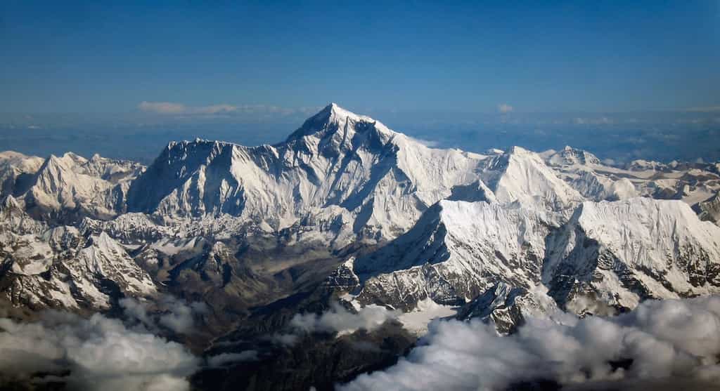 Nommé « Déesse mère des vents » (Qomolangma) par les Tibétains, le mont Everest a gagné 3 cm en une décennie. Le séisme du Népal du 25 avril l’aurait déplacé de 3 cm vers le sud-ouest. © Papa Lima Whiskey 2, Wikipedia Commons