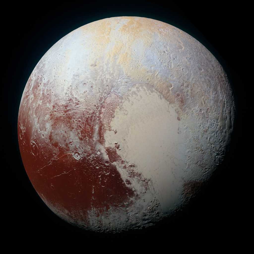 Portrait composite de Pluton combinant les images bleu, rouge et infrarouge prises le 14 juillet 2015 avec l’instrument Ralph/MVIC (Multispectral Visual Imaging Camera) de New Horizons. La résolution est de 1,3 km par pixel. Pour l’apprécier dans ses moindres détails, nous vous recommandons de télécharger la version en très haute résolution (70,8 Mo) et de vous y égarer. © Nasa, JHUAPL, SwRI